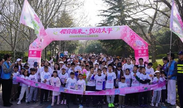 在“花雨”里奔跑，还能看到小动物，青岛数百个家庭的孩子和家长在这里玩嗨了