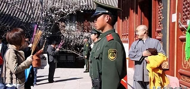 北京西边门头沟有座潭柘寺，看着普普通通，但每天都有武警站岗。