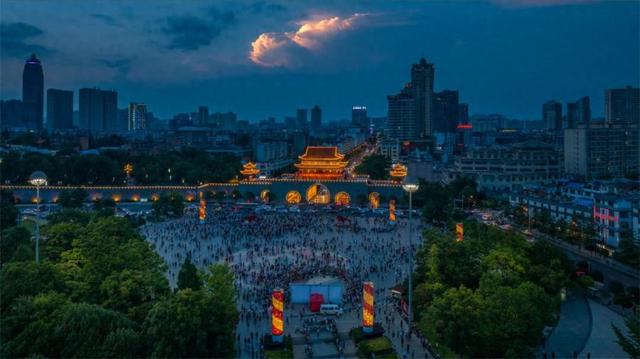 曲靖入夜时 聚拢是烟火 摊开是千年
