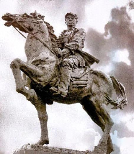 北有橘子洲毛主席雕像，南有杨梅洲彭元帅雕像。一南一北佑护湖南