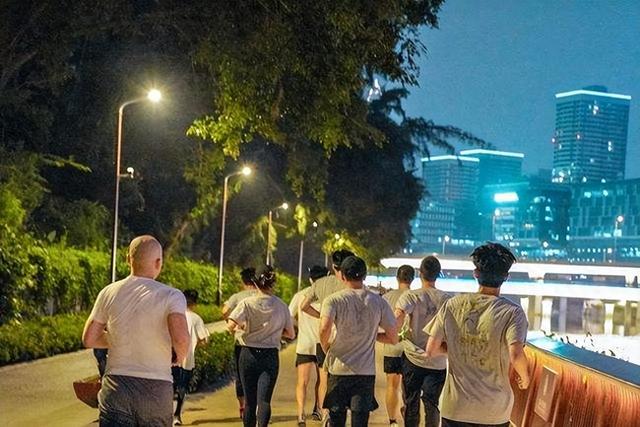 45岁上海男子，每晚坚持夜跑5公里，一年后，他得到了什么？