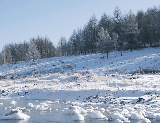 阿尔山的冬天：不冻河热气蒸腾、雾凇挂满林海，每走一步都是浪漫