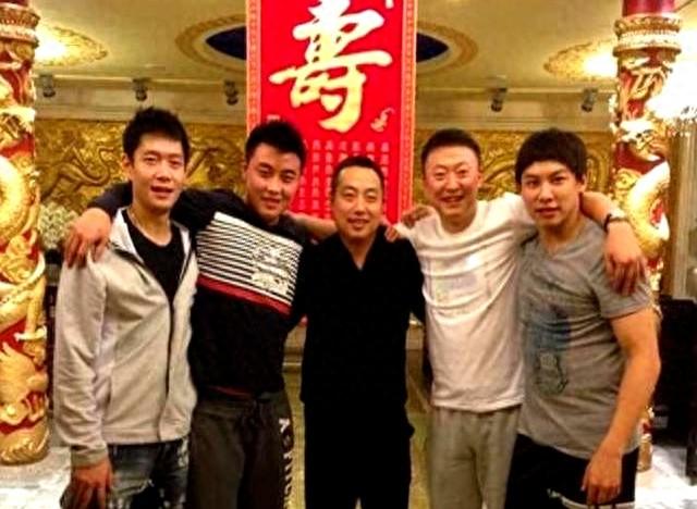 珍贵的中国男乒五龙合影：邱贻可最突出，王皓一细节暴露“人品”