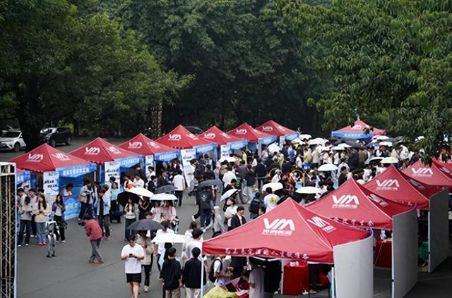 重庆移通学院举办首届AI+科技节 让学生“零距离”感知AI魅力