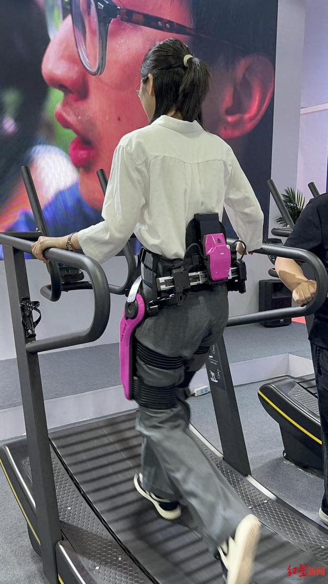 外骨骼机器人向消费级市场拓展，傲鲨智能张华：未来它将像手机一样普及
