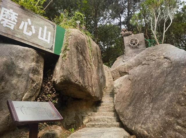 厦门磨鑫山，核心登山步道全长约6.5公里，登顶后可俯瞰鹭岛全景