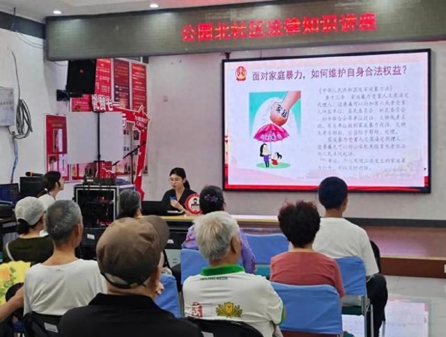 法治护航，幸福同行——五里坨法庭前往八角街道开展普法宣讲