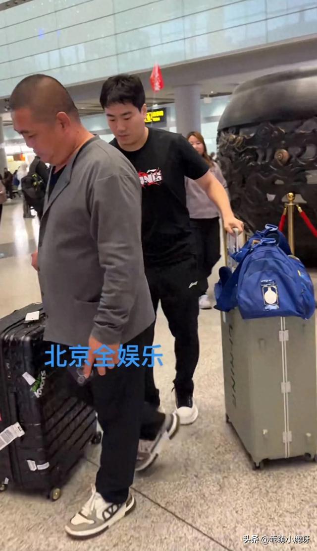 梁靖崑岳父机场接机！父母亲很年轻，大胖跟妈妈很像！