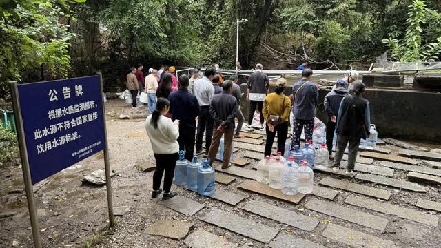 南宁青秀山脚下的水源地,来取水的人络绎不绝,你喝过这里的水吗