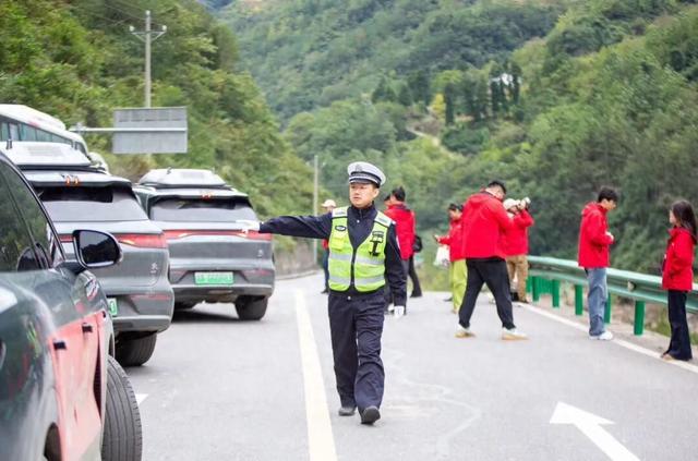 旺苍红叶季：56.4万人次背后的温情守护与产业跃升
