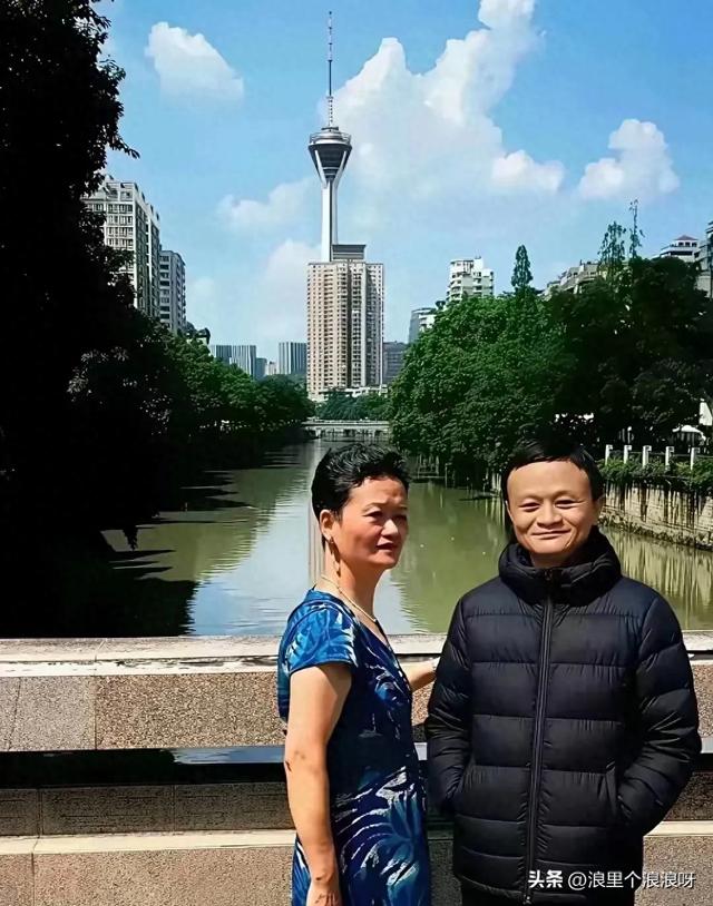 马云与妈妈的合照，照片中母子长的太像了，这脸型简直一模一样！