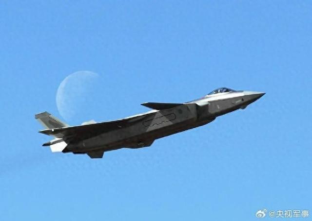 “战鹰”与明月同框 守护万家团圆