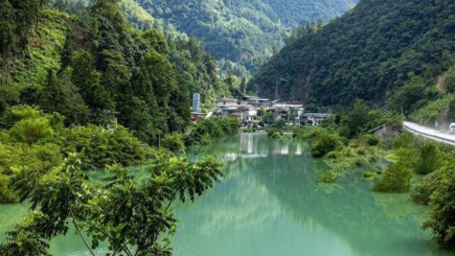 鹤峰：秋水伊人湾潭河