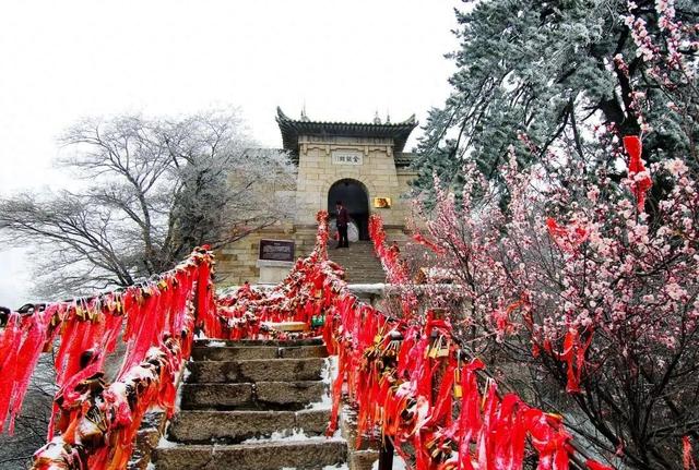 以云为梯揽星河，山河浩瀚梦作歌