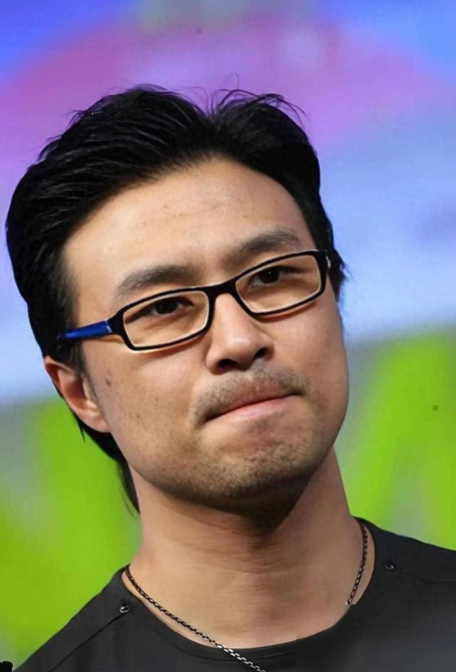 汪峰带4个儿女回国不到48小时，恶心一幕上演，二女儿外貌被吐槽