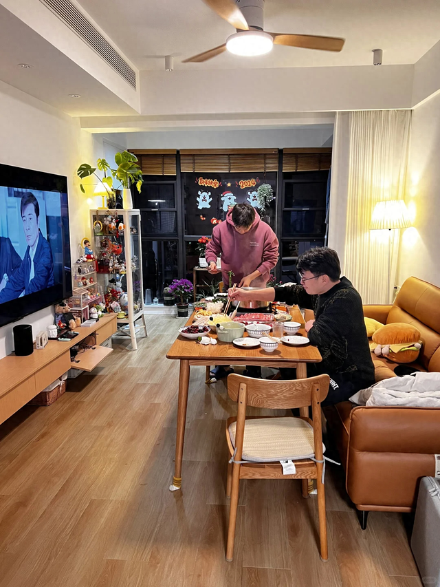 为什么越来越多人把“餐桌放客厅”？过来人：试过就知道多爽了！