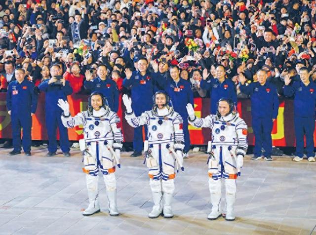 神舟二十一号载人飞行任务航天员乘组出征侧记