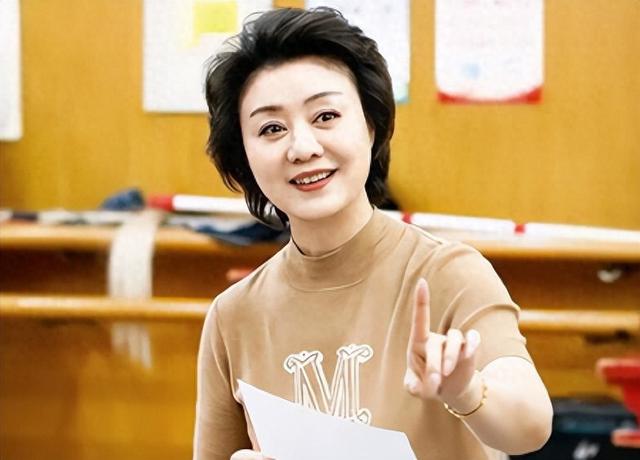 至今未婚未育，身边却有男人陪了近27年！59岁的她才是真人间清醒