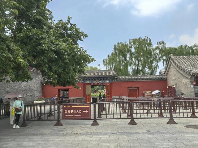 北京北海公园：都有哪些景点，绕湖走一圈看看。