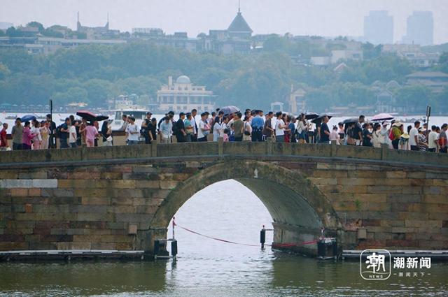 国庆中秋假期，超500万人次来过西湖，还登顶赏月目的地热度榜