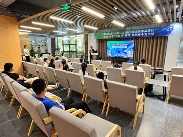 太酷了！青少年探秘高端 AI 芯片制造，沉浸式造 “AI 大脑”