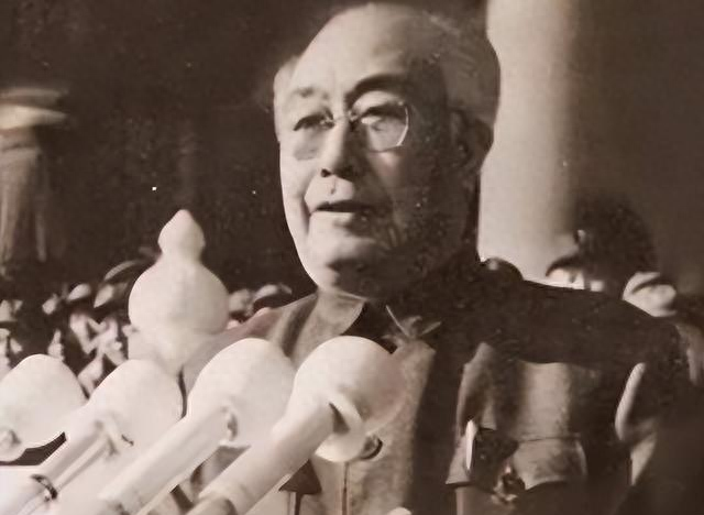 1995年，在北京蜗居13年的吴德病逝，留下三行遗嘱令人落泪