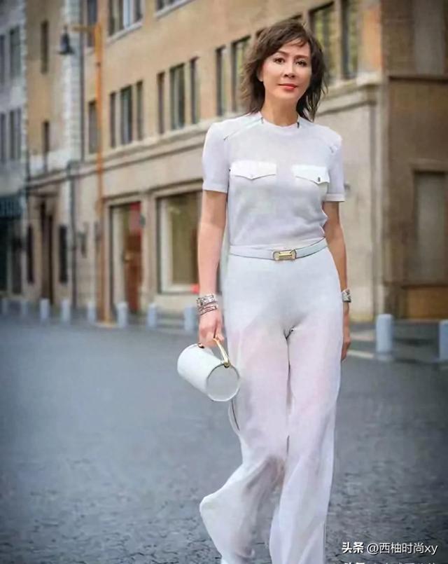 刘嘉玲这裤子有点尴尬​​​，虽然半老徐娘，依然性感