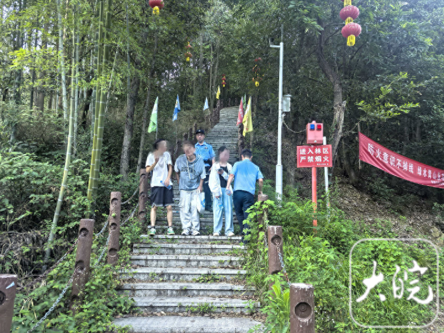 高温天3名青年登山被困 南陵民警紧急救援
