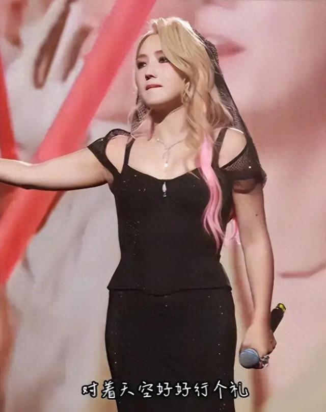 39岁何洁不忍直视，腋下勒出副乳肚子三层肉，要养4个娃操劳疲惫