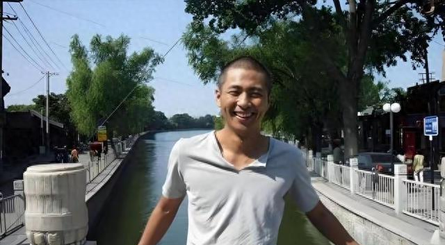 原来他已经去世8年，45岁就英年早逝，王宝强张译在他葬礼上痛哭