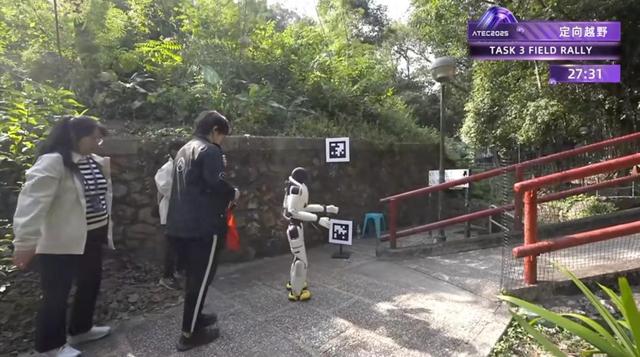 机器人集体到香港户外极限挑战	，狗比人强