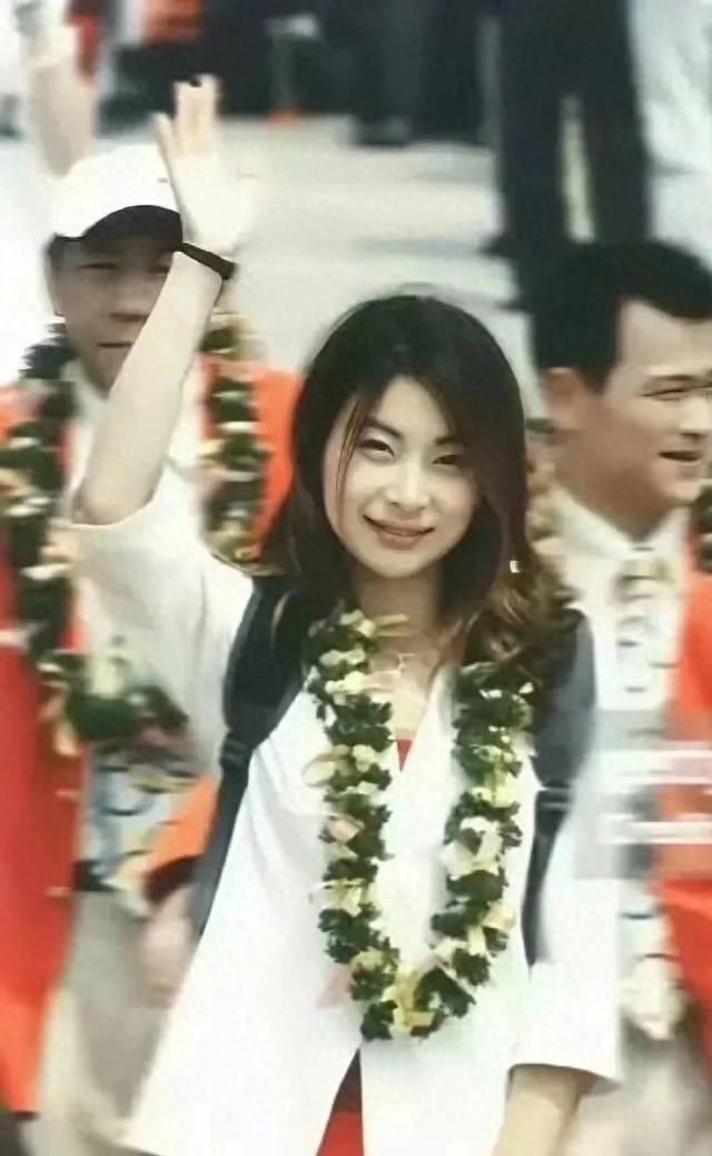 当年郭晶晶夺冠后是这样子访港的，难怪霍家大公子挪不开眼睛了