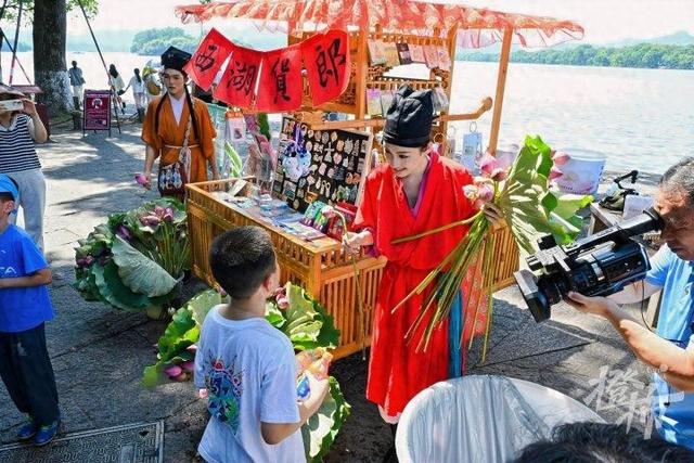 空瓶别扔，8月21日至8月24日凭两个空瓶可到西湖边换荷花和莲蓬