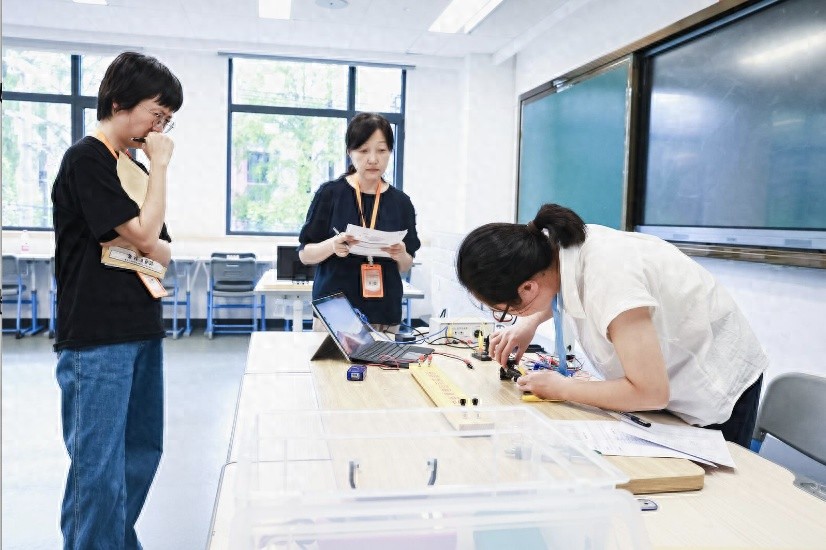 牙膏、筷子、塑料瓶……物理老师用这些日用品设计了充满“生活气息”的实验