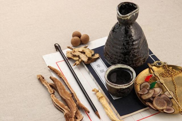 灵芝泡酒的功效与作用禁忌是什么（养生人必看灵芝泡酒的神奇功效）