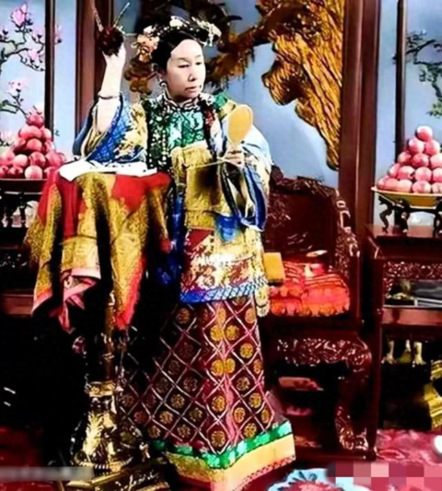 这才是1898年63岁慈禧太后的真实模样，绝非演员所扮演的角色
