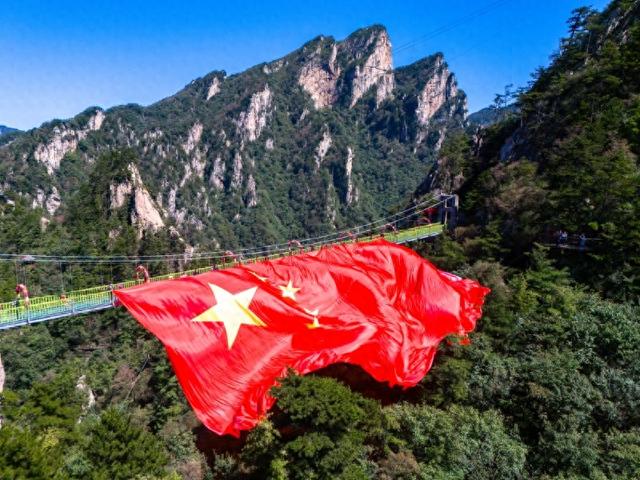 南阳西峡老界岭景区：巨幅五星红旗“染红”中原最高峰