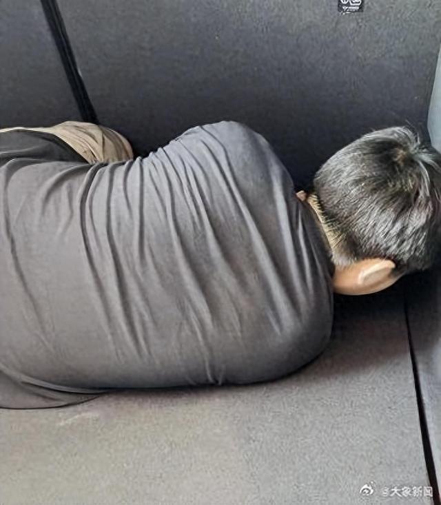 9岁男童与生父继母出行1000公里，被安排蜷缩在后备箱，父亲称征求了孩子意愿，不会道歉；生母发声