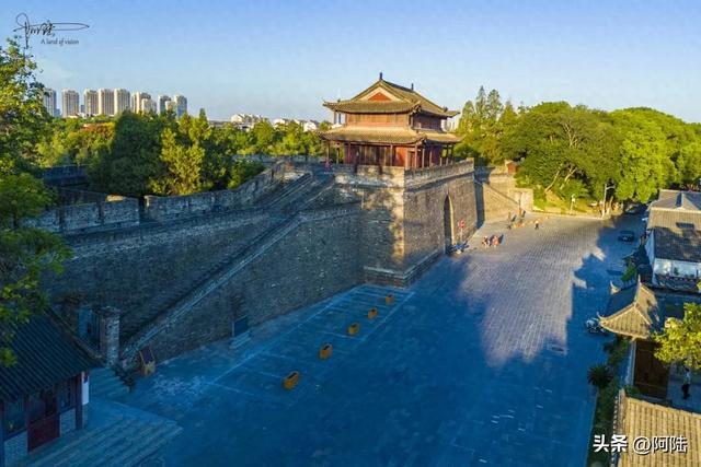 朝宗楼是荆州城墙上唯一的古城楼，所以有两道铁门把关，闲人莫近