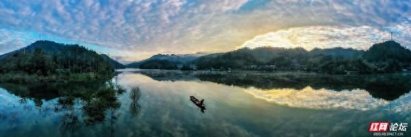 【每日一图@湖南】靖州五龙潭晨曲：雾起舟行，唤醒湘西南的生态秘境