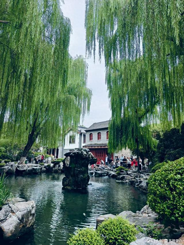济南月牙泉再现月牙飞瀑