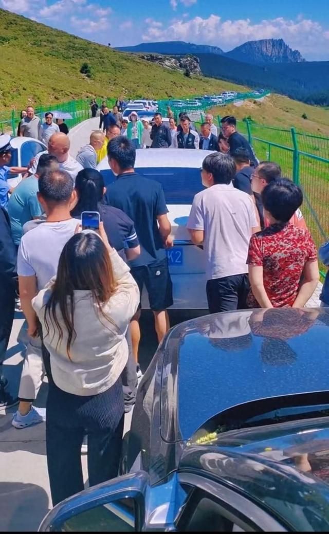 小车停景区下山通道致拥堵3小时，10余人合力徒手搬车，山西五寨县文旅部门：正调研解决车道狭窄问题
