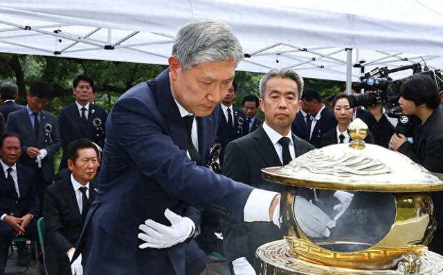 北京大阅兵之后，李在明180度猛调头，48小时连打两张“亲华牌”