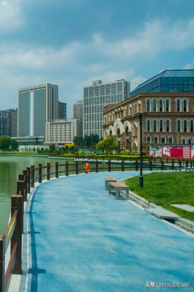 北国未来城沿湖一步一景，迈向生活的自在！