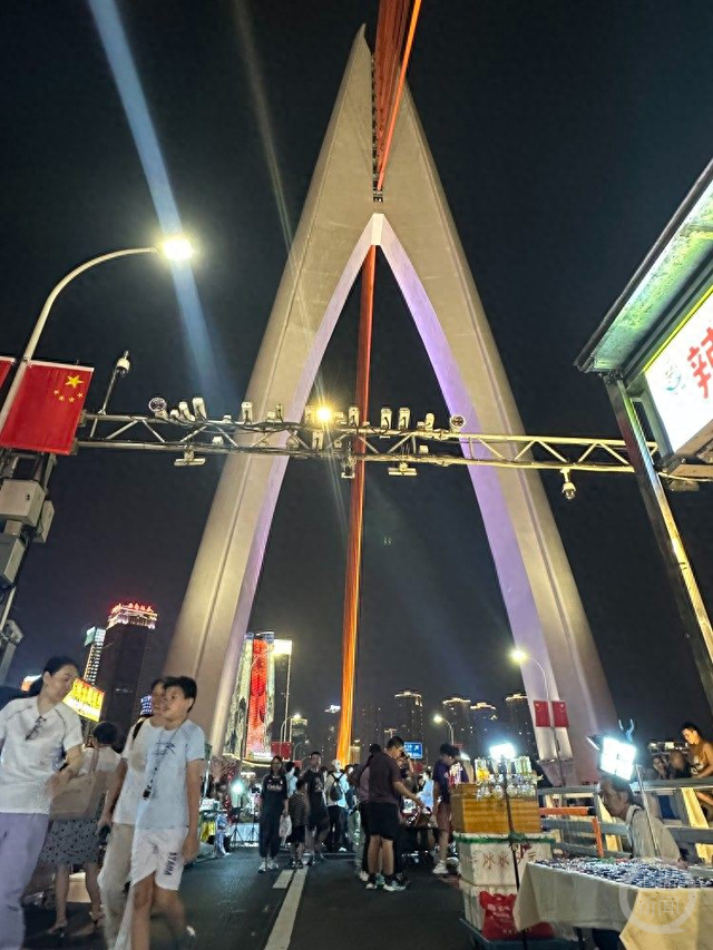 “桥”见山城丨10分钟，重庆千厮门大桥上“空降”一个热闹夜市