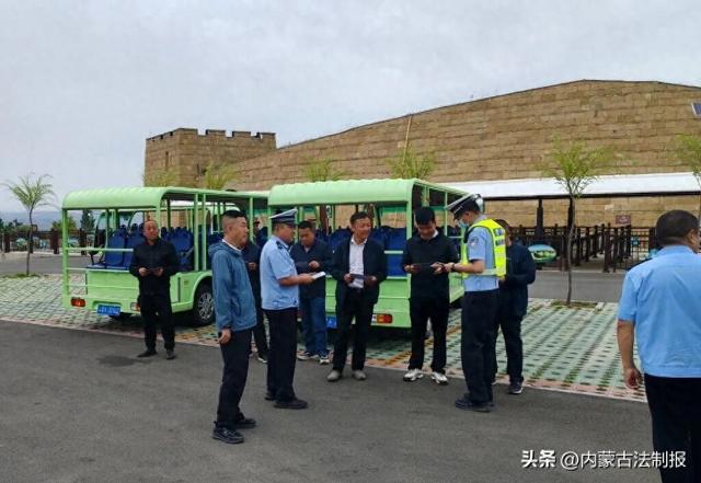 赏景不忘守交规 交警与您共护老牛湾“平安色”