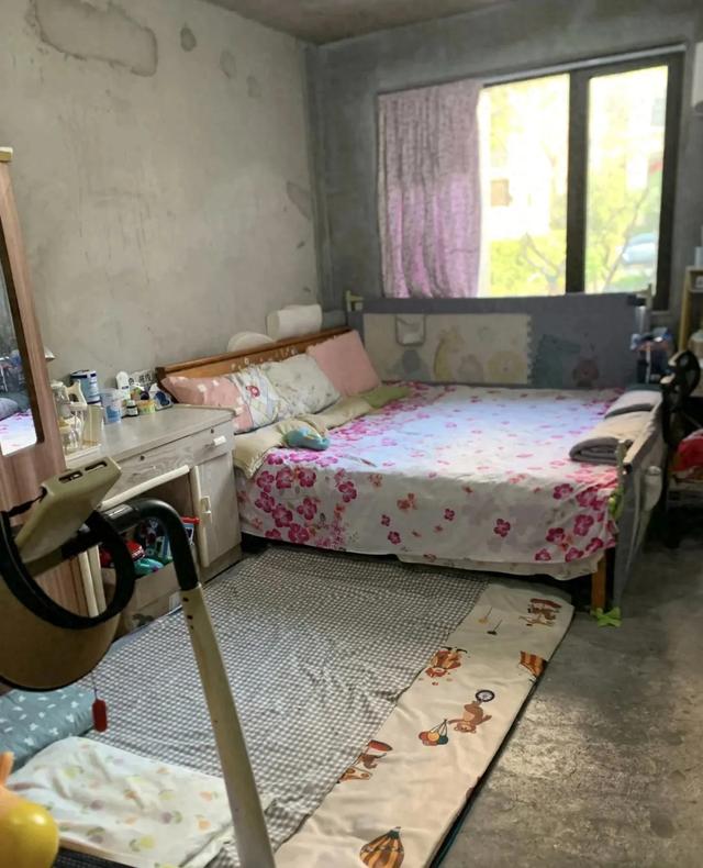 四川一姑娘，因直接入住毛坯房走红，花费仅1万，那叫一个高级