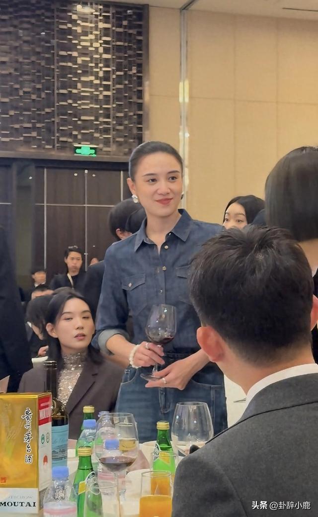 宋佳北京晚宴近照流出，高挑身姿配丸子头，又美又飒，气质超绝！