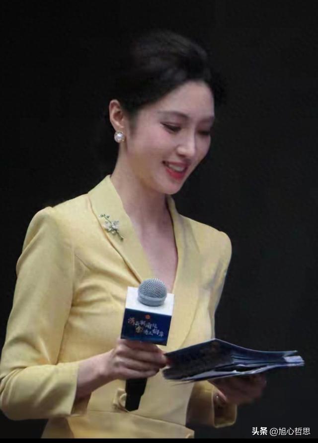 她长的比董卿和周涛还要好看，是目前女主持人里最美的一个了