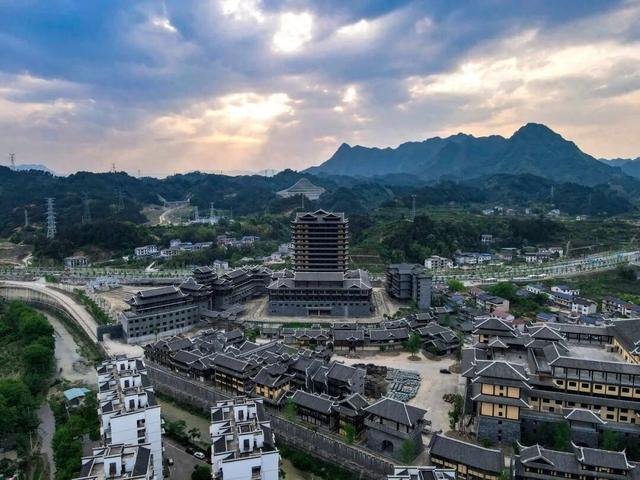 20亿打水漂！人造古镇批量倒闭，谁还敢再碰“文旅造梦”？